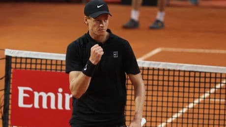 Jannik Sinner zet nummer zeven van de wereld Casper Ruud voor schut in Rome