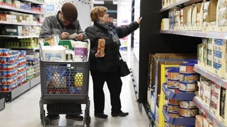 El reto demográfico llega al ‘súper’: así se adaptan Carrefour, Dia o Mercadona a más usuarios senior y extranjeros