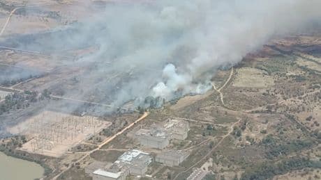 El incendio en la localidad de Valdecaballeros arrasa 2.500 hectáreas y obliga a desalojar a 500 personas