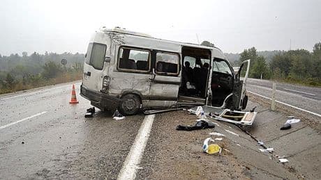 İşçileri taşıyan minibüs devrildi: 18 yaralı