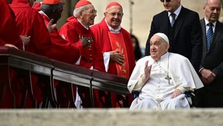 Dimanche des Rameaux: le pape François s'offre un bain de foule imprévu sur la place Saint-Pierre