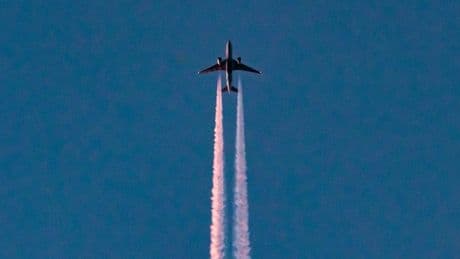 Es wird eng im Luftraum: Krisen und Kriege zwingen Airlines zu teuren Umwegen