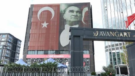 Gürsel Tekin CHP'nin Sarıyer'deki eski İl Başkanlığı binasında