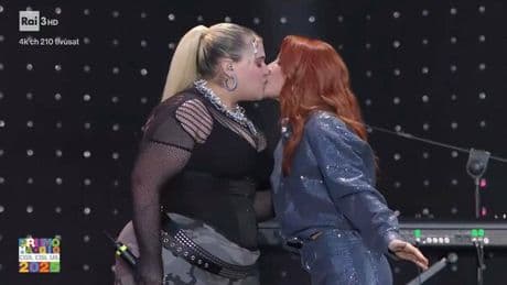 Concertone, bacio saffico tra Noemi e BigMama sulle note di "I kissed a girl" in diretta tv