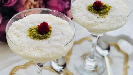 Fırın yok, uğraş yok! Sadece 10 dakikada hazır olan bu kupta muhallebi tarifiyle herkes parmaklarını yiyecek