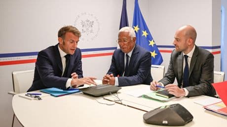«Brégançon est un fort diplomatique» : comment Emmanuel Macron tente d’exister dans les crises internationales de l’été
