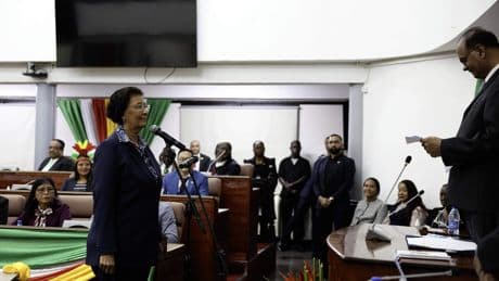 Jennifer Simons president van Suriname, overdracht op 16 juli