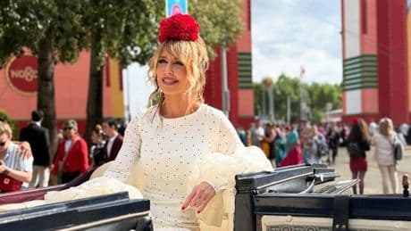 Emma García deslumbra en la Feria de Abril con un vestido de Raquel Bollo