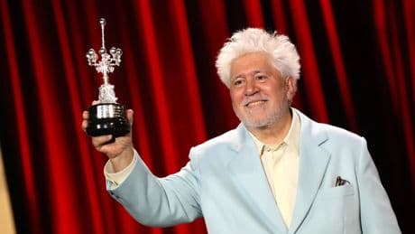 Pedro Almodóvar cantó el cumpleaños feliz en los primeros Goya celebrados en Barcelona hace 25 años
