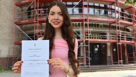 Abitur mit 0,8: Berliner Schülerin hat nun großes Ziel vor Augen