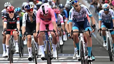 Mads Pedersen gana, de rosa, su tercera etapa en cinco días