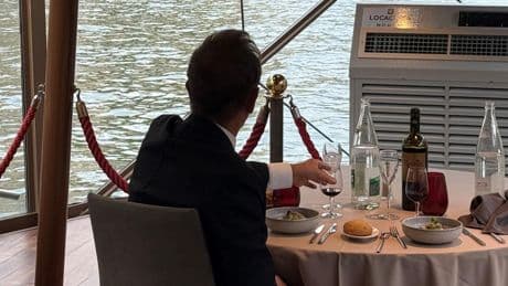 François Simon : « Par la fantaisie un brin sadique de ces “pages d’été”, nous voici à cliquer sur les réservations d’un dîner sur les Bateaux-Mouches »