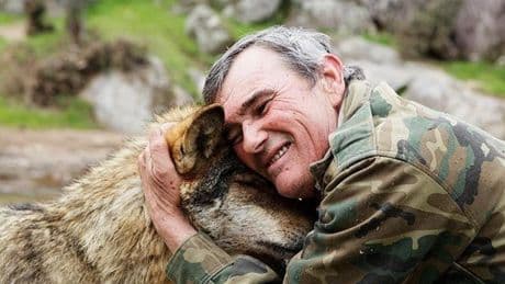 Marcos Rodríguez, el hombre criado por lobos en España: “A los 5 años me vendieron a un anciano que murió en una cueva; una loba me rescató y me dio carne de la que estaban comiendo sus cachorros”