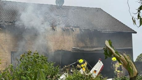 Korschenbroich in NRW: Kleinflugzeug stürzt am Niederrhein in Wohnhaus – zwei Tote