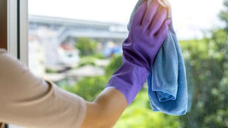 Streifenfreie Fenster: Ein Küchenmittel sollte ins Putzwasser