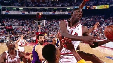 Tal día como hoy: la bandeja a mano cambiada de Michael Jordan