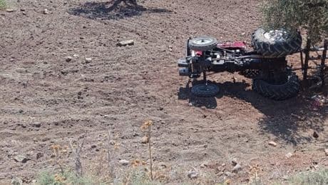 Kilis'te devrilen traktörün altında kalan bebek öldü, 2 kişi yaralandı