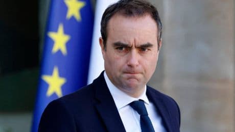 Lecornu premier a tempo di record. Macron tira dritto ma resta nella bufera. Destra e sinistra chiedono la sua testa