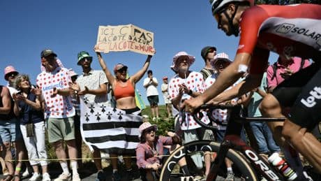 Tour de France : les images de Mûr-de-Bretagne en feu, toute une région en fête