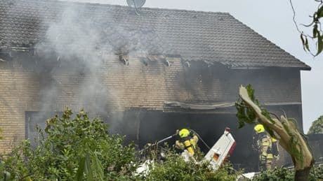 Nordrhein-Westfalen: Kleinflugzeug stürzt am Niederrhein in Wohnhaus