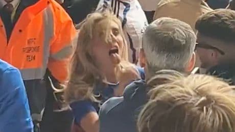 Bei England-Kracher - Porno-Star aus Stadion abgeführt