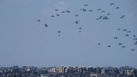 Krieg im Nahen Osten: Rotes Kreuz sieht Abwurf von Hilfsgütern über Gaza kritisch