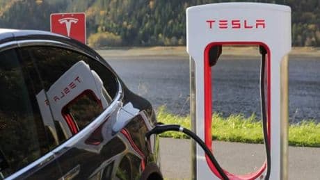 Cuánto gasta un coche eléctrico enchufado y cuánto tiempo hay que dejarlo cargando