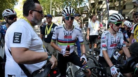 Susto para Pogacar en el Tour: cae y se golpea contra una mediana a pocos kilómetros de meta