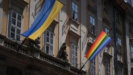 En Hongrie, le gouvernement interdit l’affichage de symboles LGBT+ sur les bâtiments publics, à l’ouverture de la Pride de Budapest
