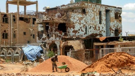 Au Soudan, ouvriers et volontaires tentent de redonner son lustre à Khartoum, dévastée par la guerre