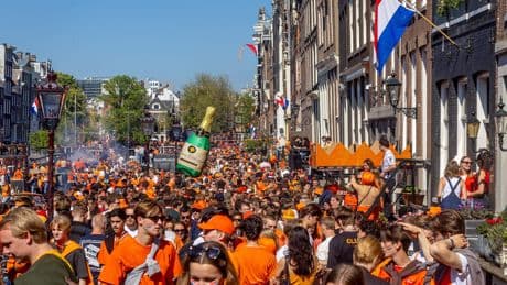 Intern rapport kraakt chaotische Koningsdag in Amsterdam: ’Gemeente liet ongelimiteerd feesten toe’