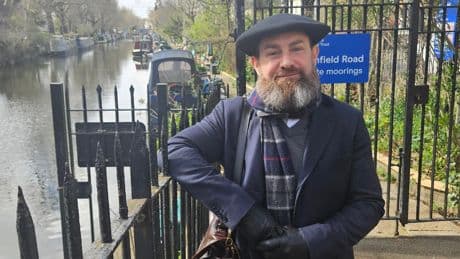 La diplomacia de la algarroba: la batalla de un economista en Londres por resucitar el valor de los productos