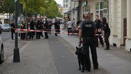 Er hatte Hausverbot - Asylbewerber attackiert Personal vor Shop mit Stein