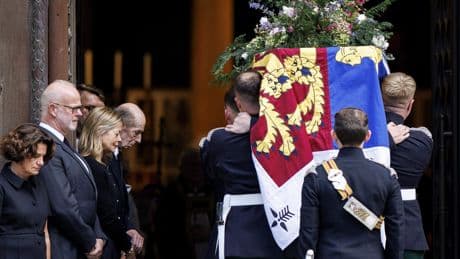 Hertogin van Kent naar Westminster Cathedral gebracht voor laatste afscheid