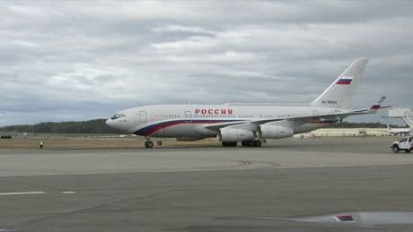 Rencontre Trump-Poutine: en Alaska, les Russes ont dû payer le plein de carburant de leurs avions en espèces… à cause des sanctions américaines