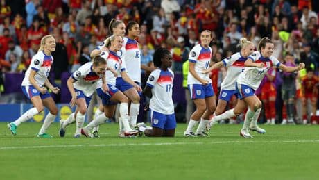 Verlobte von Torwart-Titanin auf dem Gipfel - ENGLAND EUROPAMEISTER!