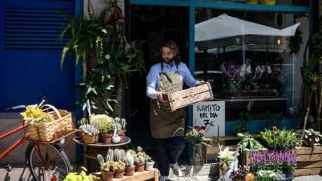 Edu cambia de vida y abre la única floristería de La Peña para que florezca el barrio