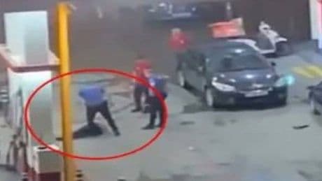 Polis alkollü kişiyi feci şekilde dövdü, valilikten açıklama geldi