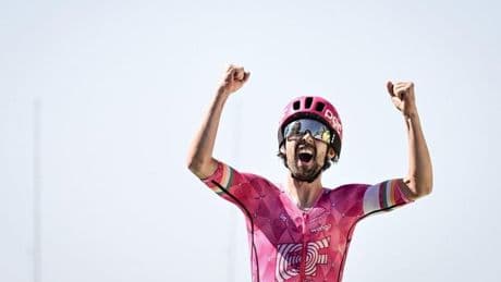 Pogacar entrega el jersey amarillo a Van der Poel por un solo segundo