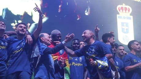 Fiestón en la 'Plaza Santi Cazorla': Así fue la celebración del ascenso del Real Oviedo