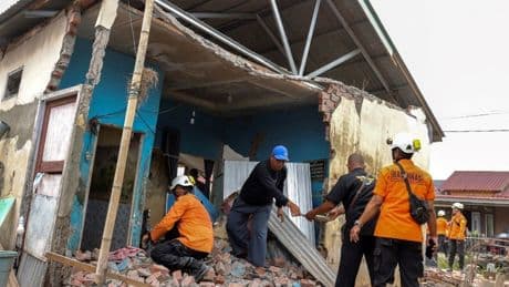 Endonezya'da 5,7 büyüklüğünde deprem: 8 ev çöktü