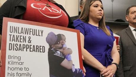Salvadorien expulsé à tort : une juge demande un examen des actions de l’administration Trump, qui se montre inflexible
