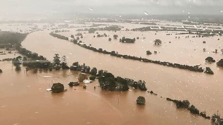 "Averses torrentielles", crues massives: les images des inondations meurtrières en Australie