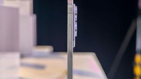 Samsung’s S25 Edge is a thin phone with two big tradeoffs