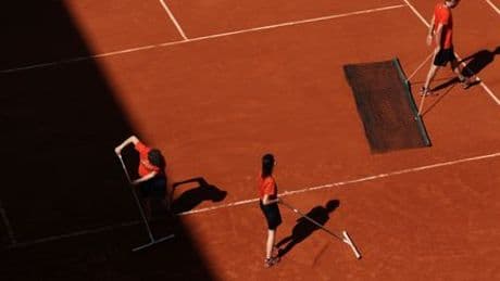 Tennisplatz bei den French Open: Eine Leinwand aus rotem Sand