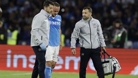 Lobotka infortunato, il centrocampista del Napoli sostituito contro il Genoa. Cosa è successo e le sue condizioni
