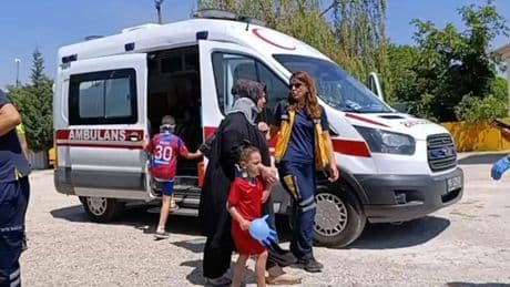 İnşaat alanına uçan triportördeki 2'si çocuk 4 kişi yaralandı