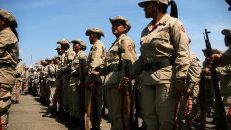 Maduro zet miljoenenmilitie in: Venezuela maakt zich op voor Amerikaanse aanval tegen kartelgeweld