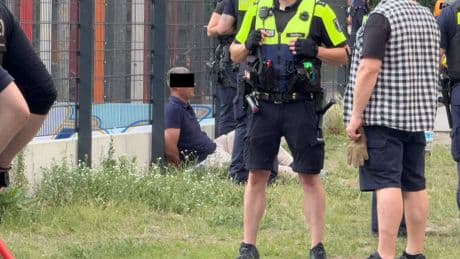 Massenauflauf nach Streit um Ball! - Mann zückt Messer, 16 Streifenwagen rücken an