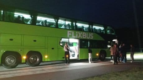Passagiere in Angst - Betrunkene prügeln sich in Flixbus auf Autobahn